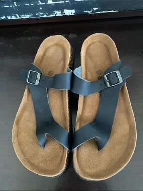 Softmoc Black T-Strap Sandals with Brown Footbed Women’s Size 10 BNWT